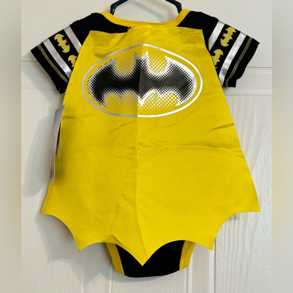 NWT Adorable Iconic Batman Bodysuit Onesie 0/3m with a Detachable Cape